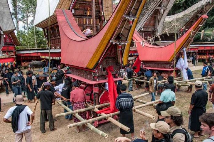 Tradisi Lokal Tetap Bertahan Di Tengah Perubahan Zaman